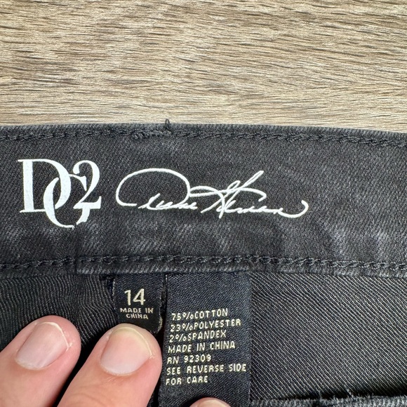 DG2 Diane Gilman Embroidered Patch Capri Jeans Black Size 14 - Picture 3 of 4